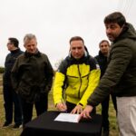Firma del acta de inicio de la limpieza de canales troncales en el norte de Rosario