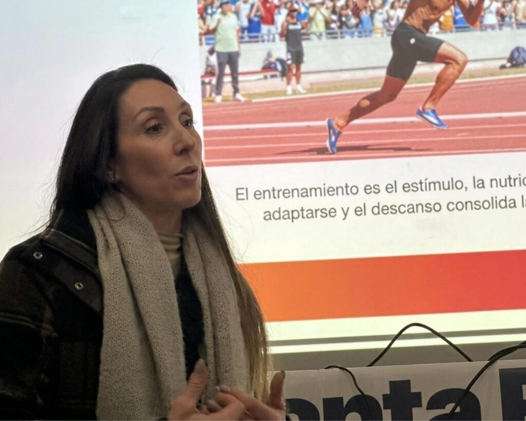 Capacitación deportiva en Roldán: disertante del CeMeDep durante la charla