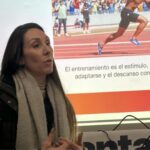 Capacitación deportiva en Roldán: disertante del CeMeDep durante la charla