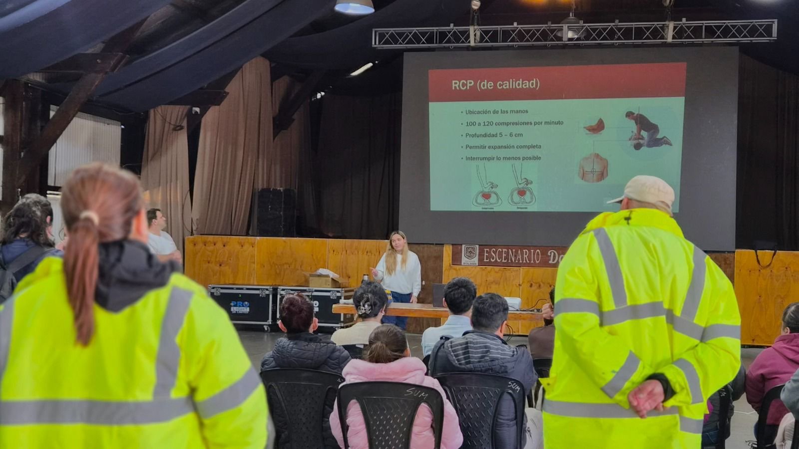 Personal de la GUR y la Central de Monitoreo en la capacitación en RCP en Roldán