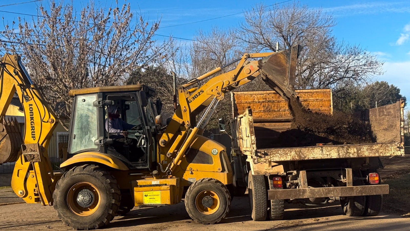 Carga de tierra durante la pavimentación en Roldán