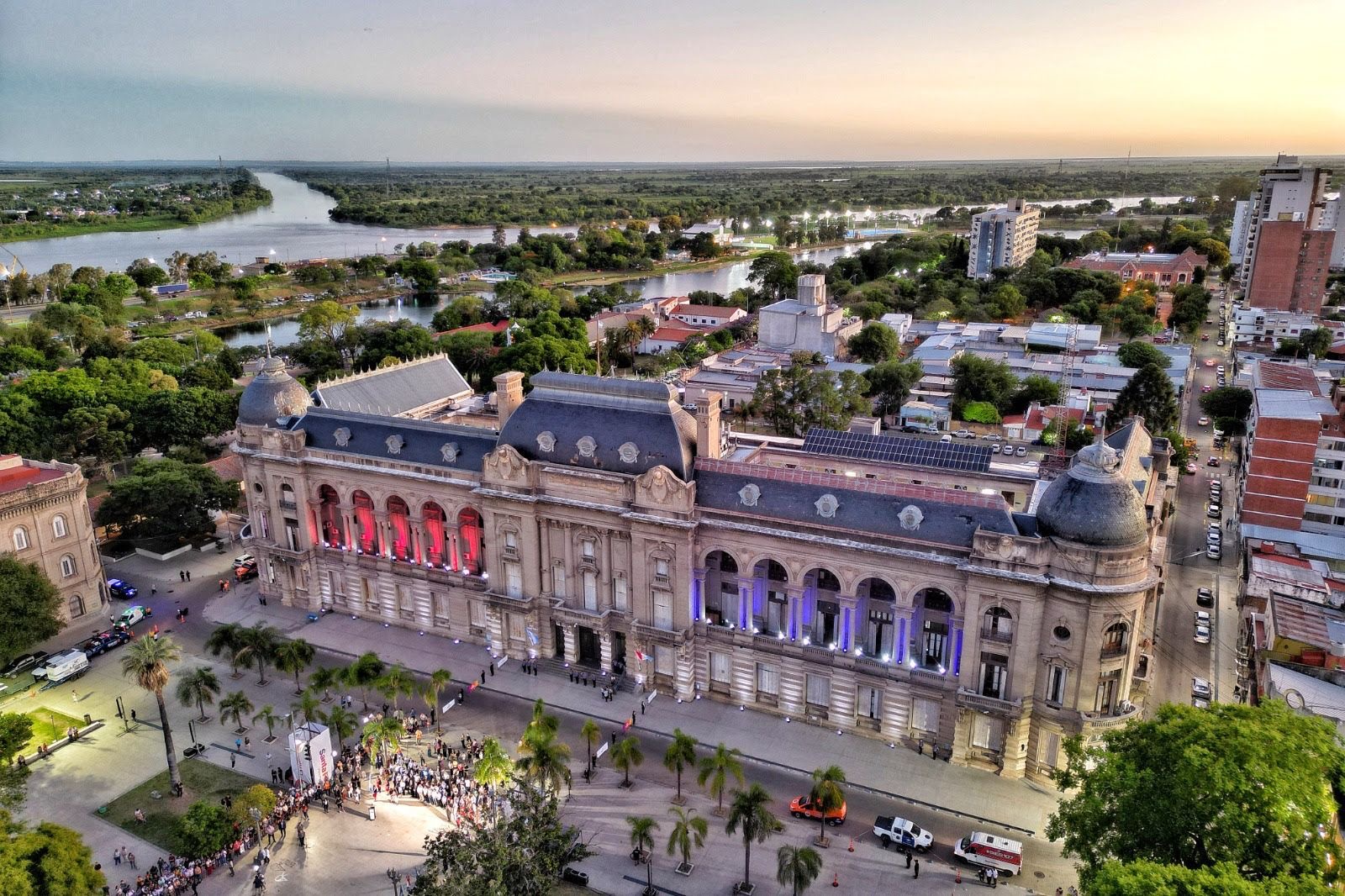 Vista aérea de la Casa de Gobierno de Santa Fe iluminada al atardecer en el Día del Brigadier