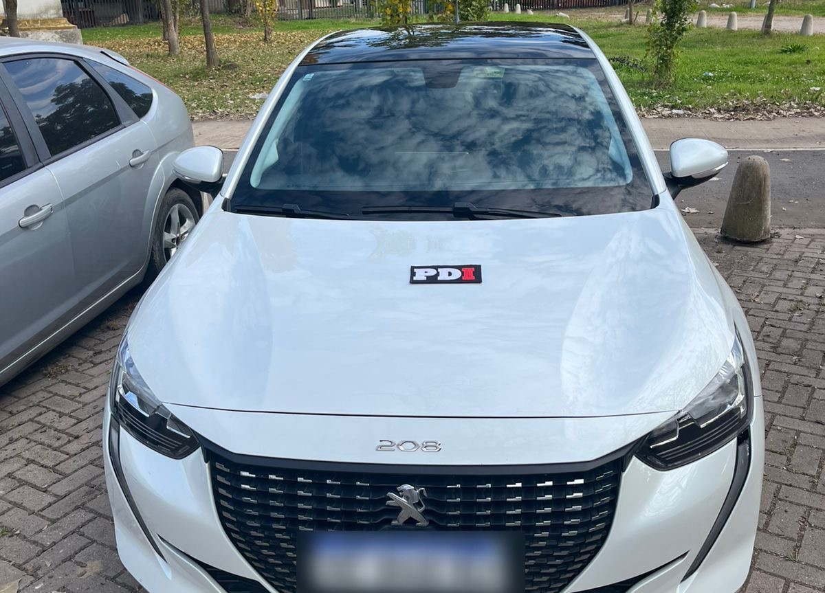 Peugeot 208 blanco secuestrado en el allanamiento del barrio 17 de Agosto