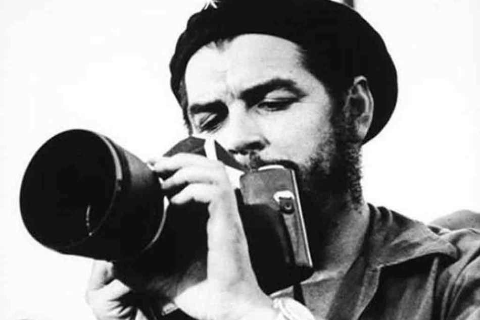 Fotografía del Che Guevara con cámara, eje del laboratorio del CelCHE en Rosario