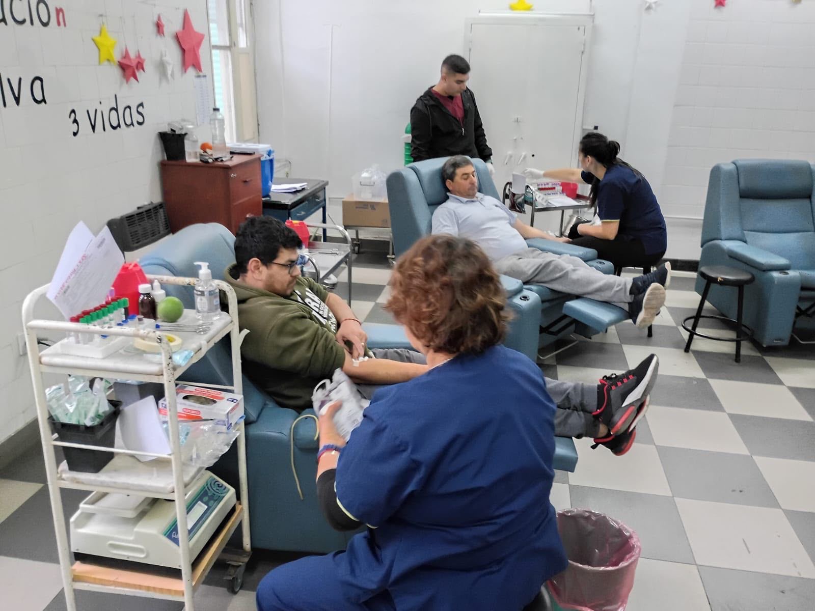 Sala de colecta de donación de sangre en el Hospital Cullen con donantes en sillones