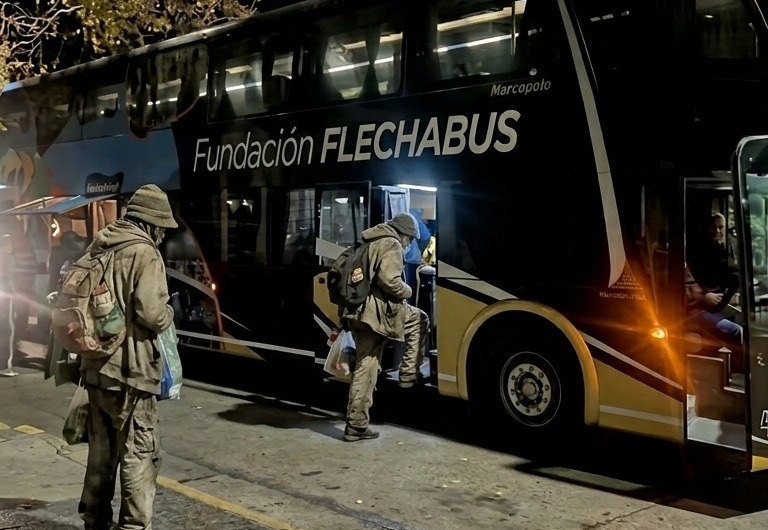 Colectivo solidario de la Fundación Flecha Bus que ofrece refugio nocturno a personas en situación de calle en Rosario
