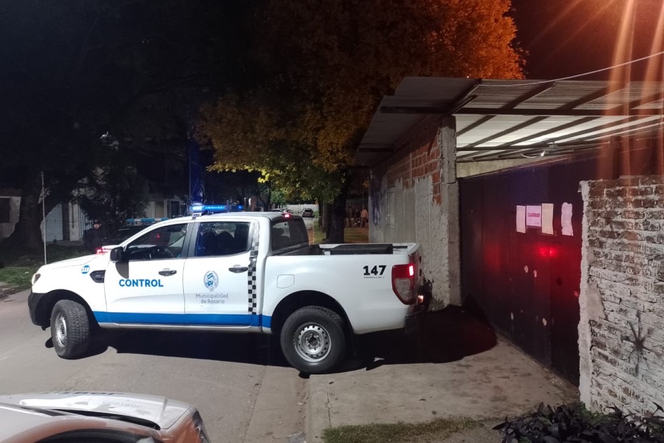 Móvil de Control de la Municipalidad de Rosario en una clausura de fiestas clandestinas en Rosario