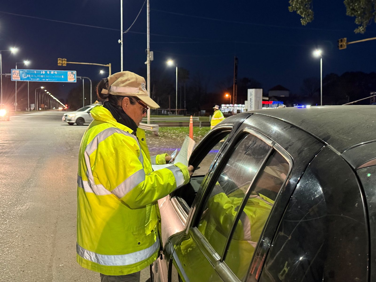 Controles de alcoholemia en Roldán: un agente de la GUR controla a un automovilista durante el fin de semana largo