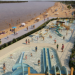 Costa Norte Rosario: render aéreo diurno del paseo costero con parque acuático y playa pública