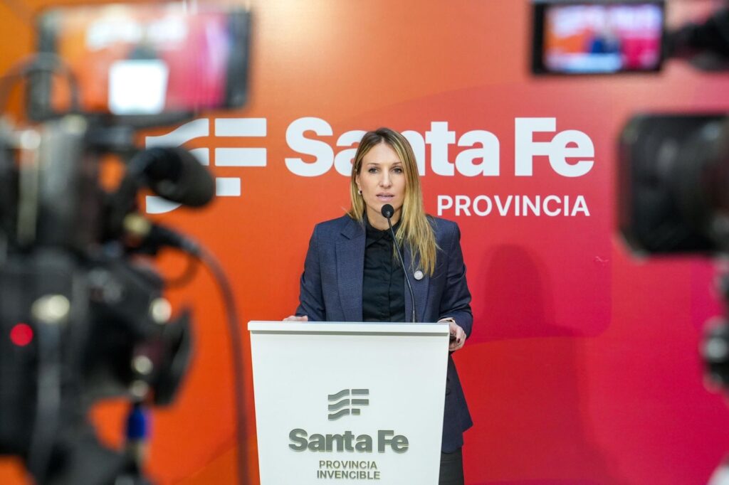 Virginia Coudannes en conferencia de prensa sobre los allanamientos en Santa Fe