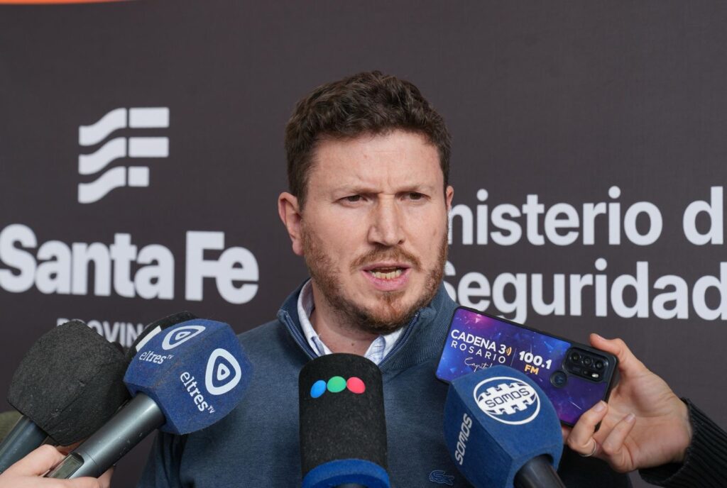 Federico Angelini en conferencia de prensa por el crimen del policía en Carcarañá