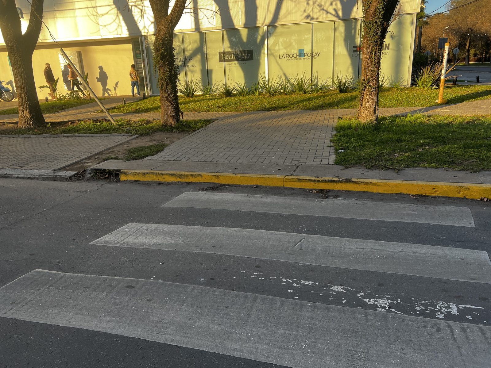 Cruce peatonal y vereda en Funes sin rampa adecuada para personas en silla de ruedas