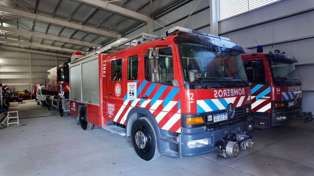 Vista aérea con drone del nuevo cuartel de los Bomberos de Funes tras la reconstrucción integral
