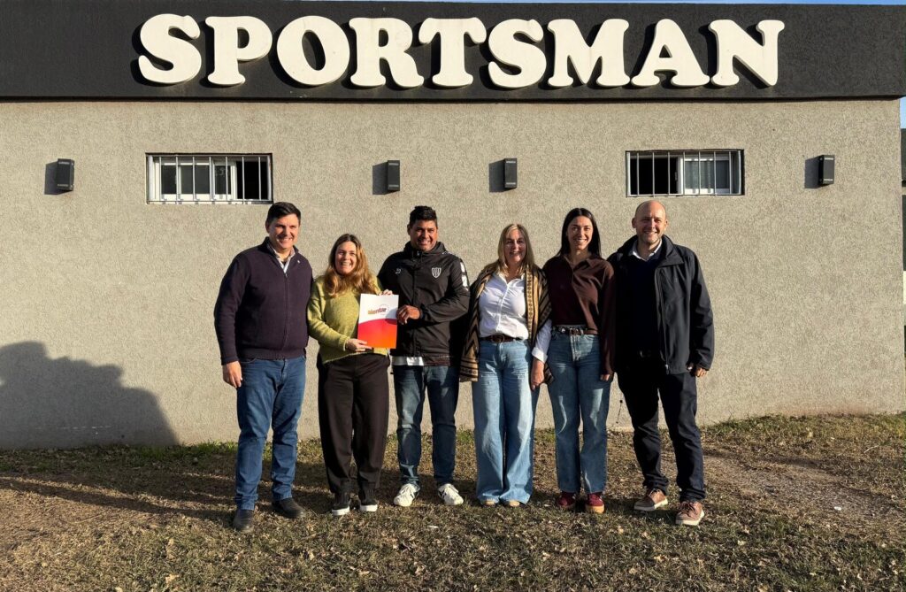 Entrega del aporte a Defensores de Sportman frente al club en Roldán