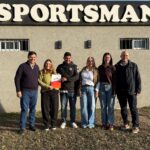 Entrega del aporte a Defensores de Sportman frente al club en Roldán