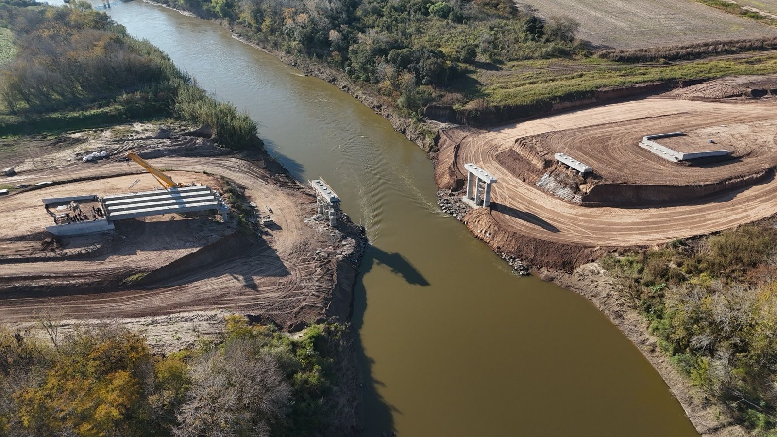 Avance del puente sobre el río Carcarañá en el Desvío Giardino, con vigas de hormigón sobre ambas márgenes