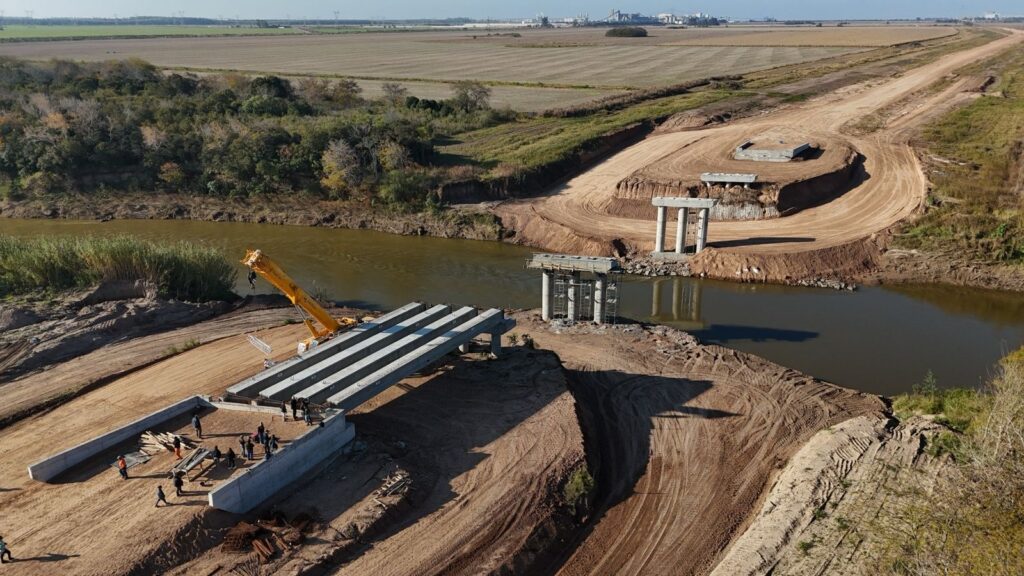 Obra del Desvío Giardino: construcción del puente sobre el río con el complejo portuario del Gran Rosario al fondo