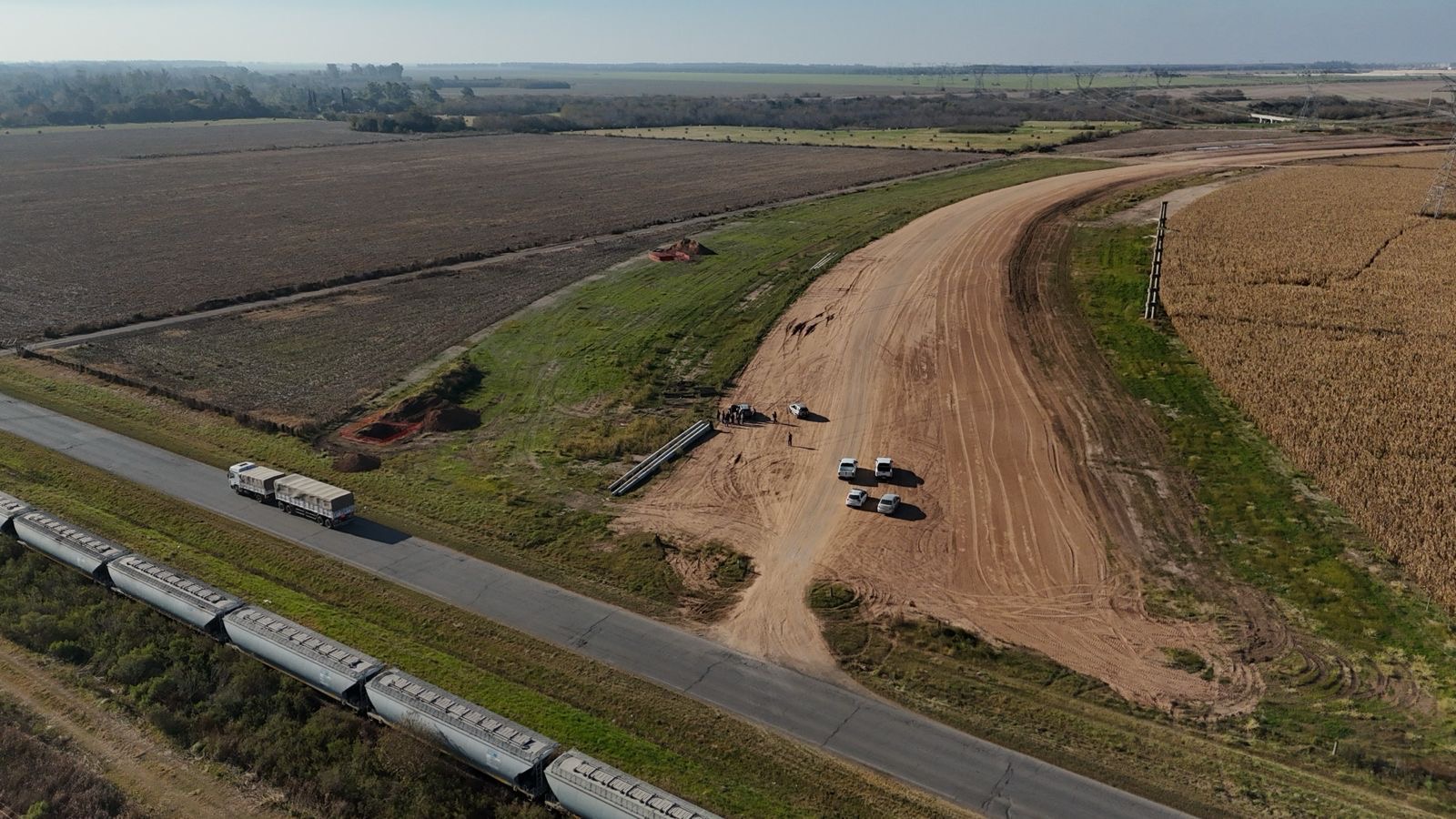 Nuevo trazado del Desvío Giardino junto al cruce ferroviario y un tren cerealero rumbo a los puertos