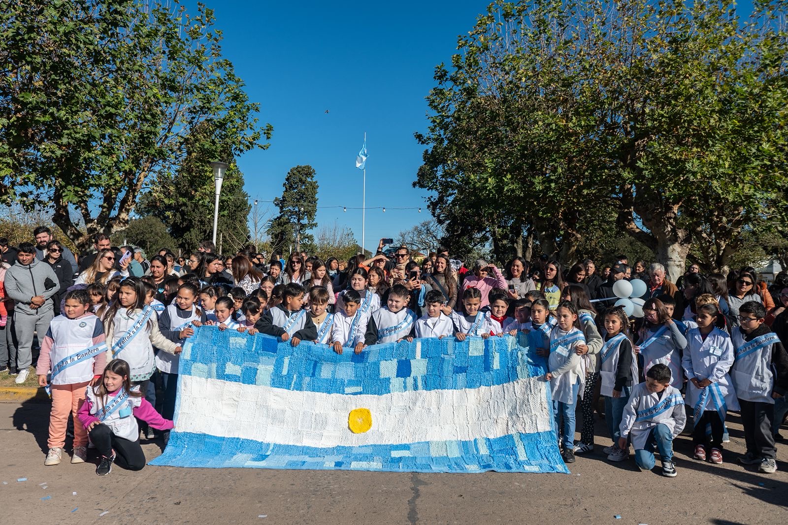 Acto por el Día de la Bandera en Timbúes frente al Palacio Comunal