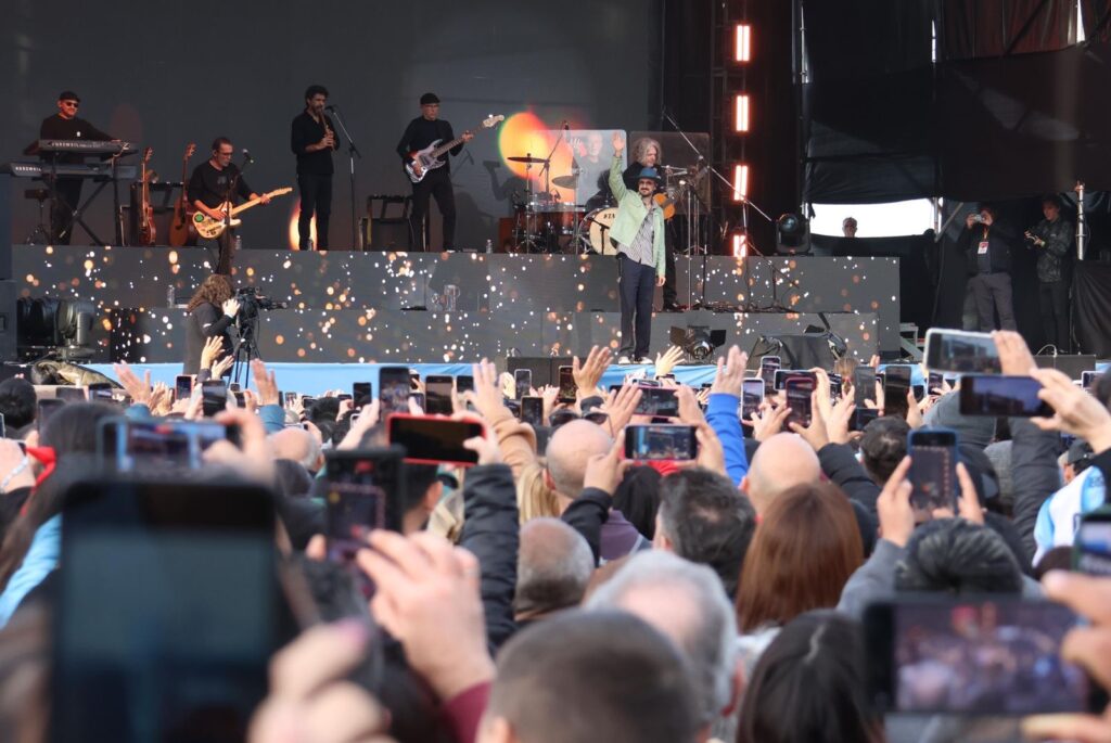 Día de la Bandera: Abel Pintos en el escenario ante la multitud frente al Monumento en Rosario