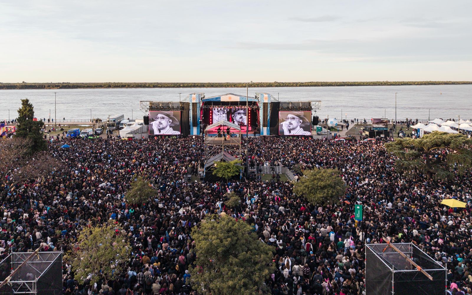 Día de la Bandera: el Escenario del Río frente al Paraná con una multitud en Rosario