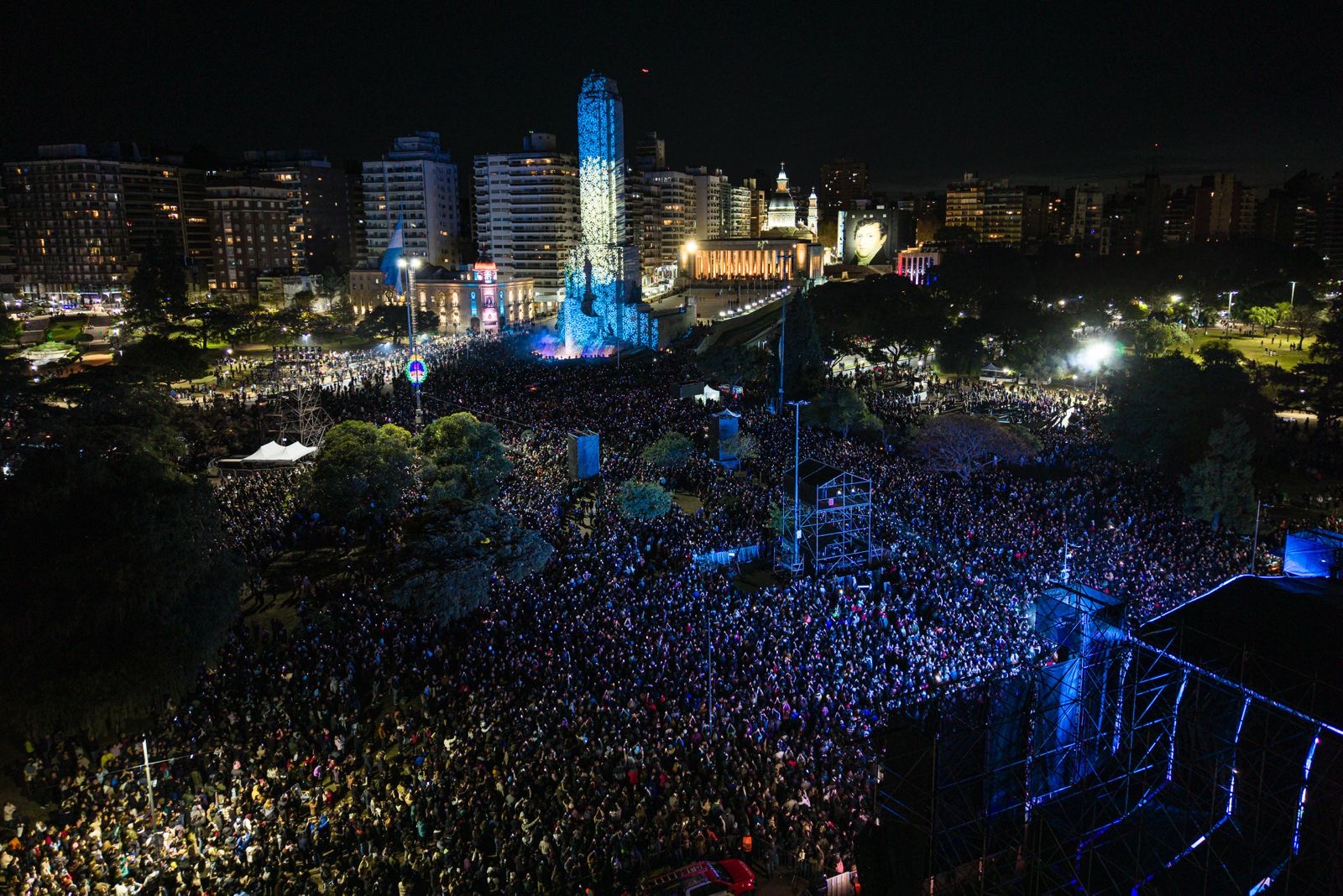 Día de la Bandera: el Monumento iluminado de noche y la multitud en Rosario