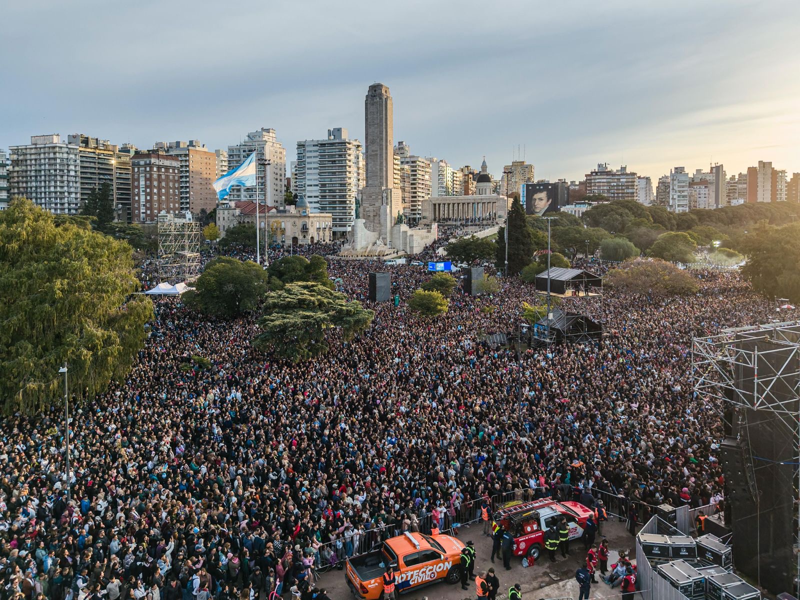 Día de la Bandera: vista aérea del Monumento y la multitud al atardecer en Rosario