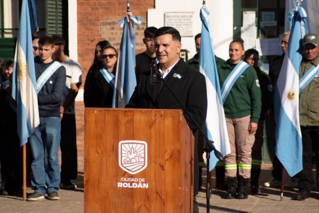 Día de la Bandera en Roldán: el intendente Daniel Escalante en el atril de la Plaza 25 de Mayo