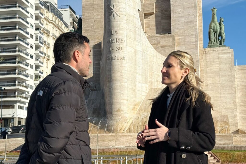 Coudannes y Valentini frente al Monumento a la Bandera restaurado en Rosario