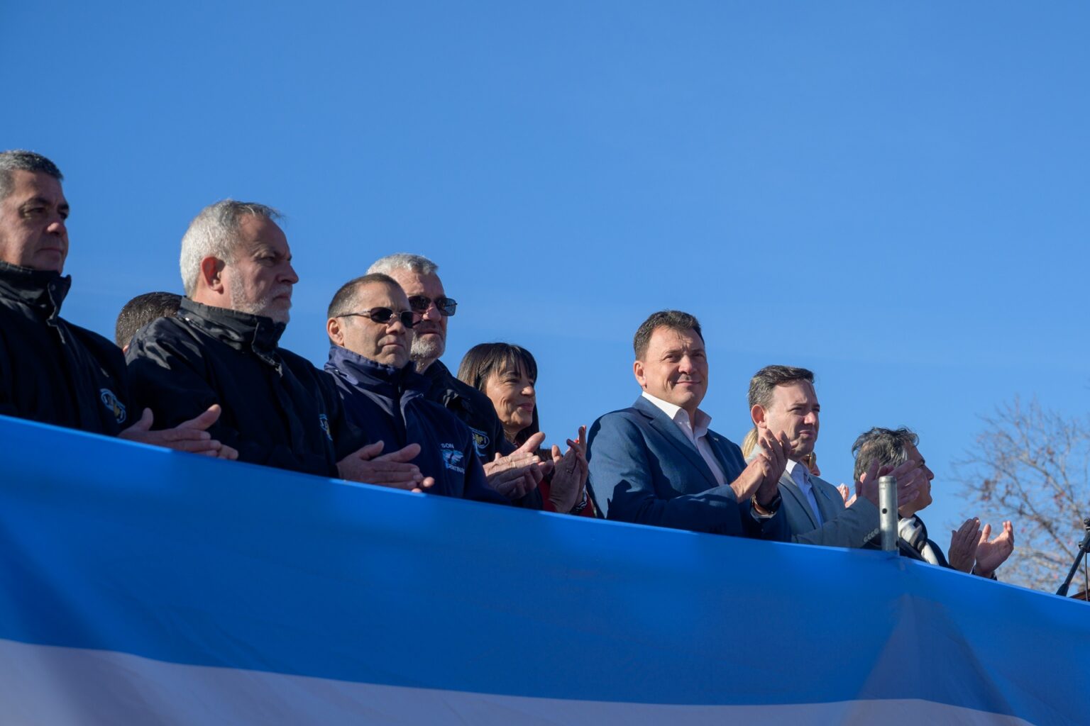 Autoridades aplauden tras el izamiento de la bandera en el Campo de la Gloria de San Lorenzo