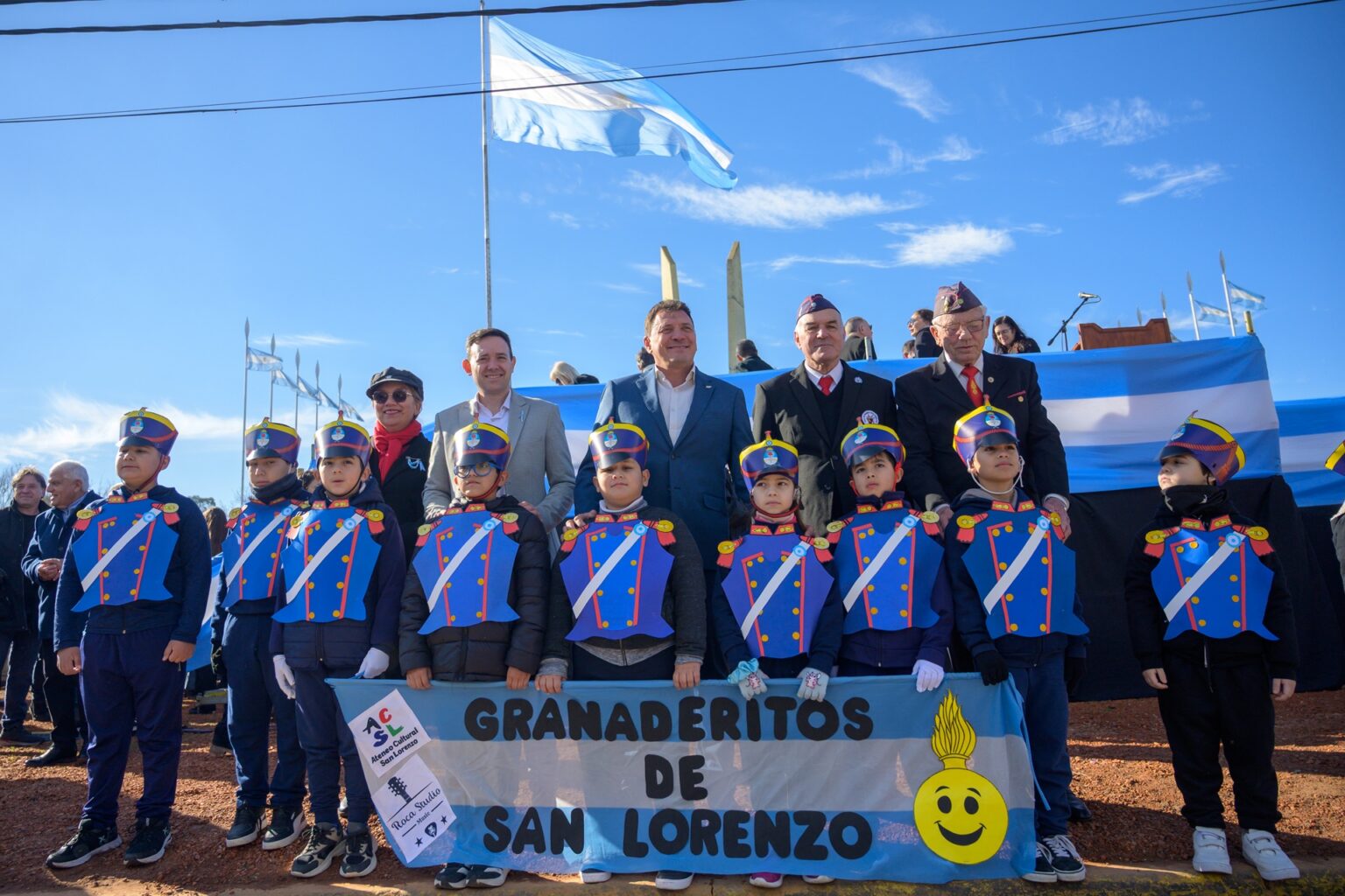Autoridades junto a los granaderitos en el acto por el Día de la Bandera en San Lorenzo