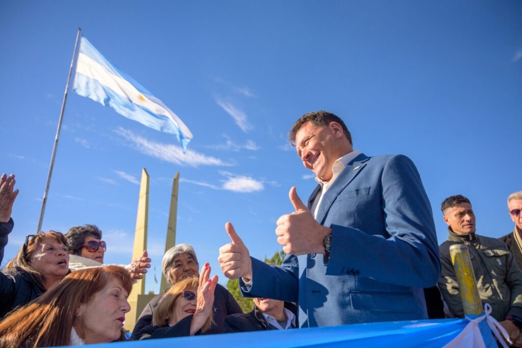 Día de la Bandera en San Lorenzo: el intendente Leonardo Raimundo saluda con los pulgares en alto