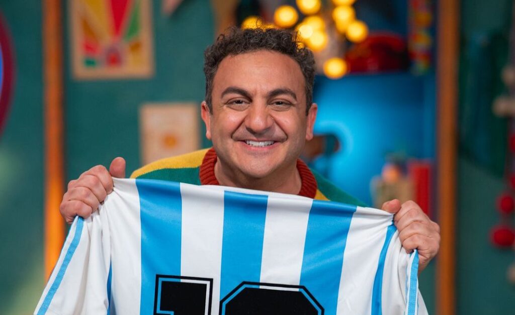 Diego Topa sostiene la camiseta de la Selección argentina