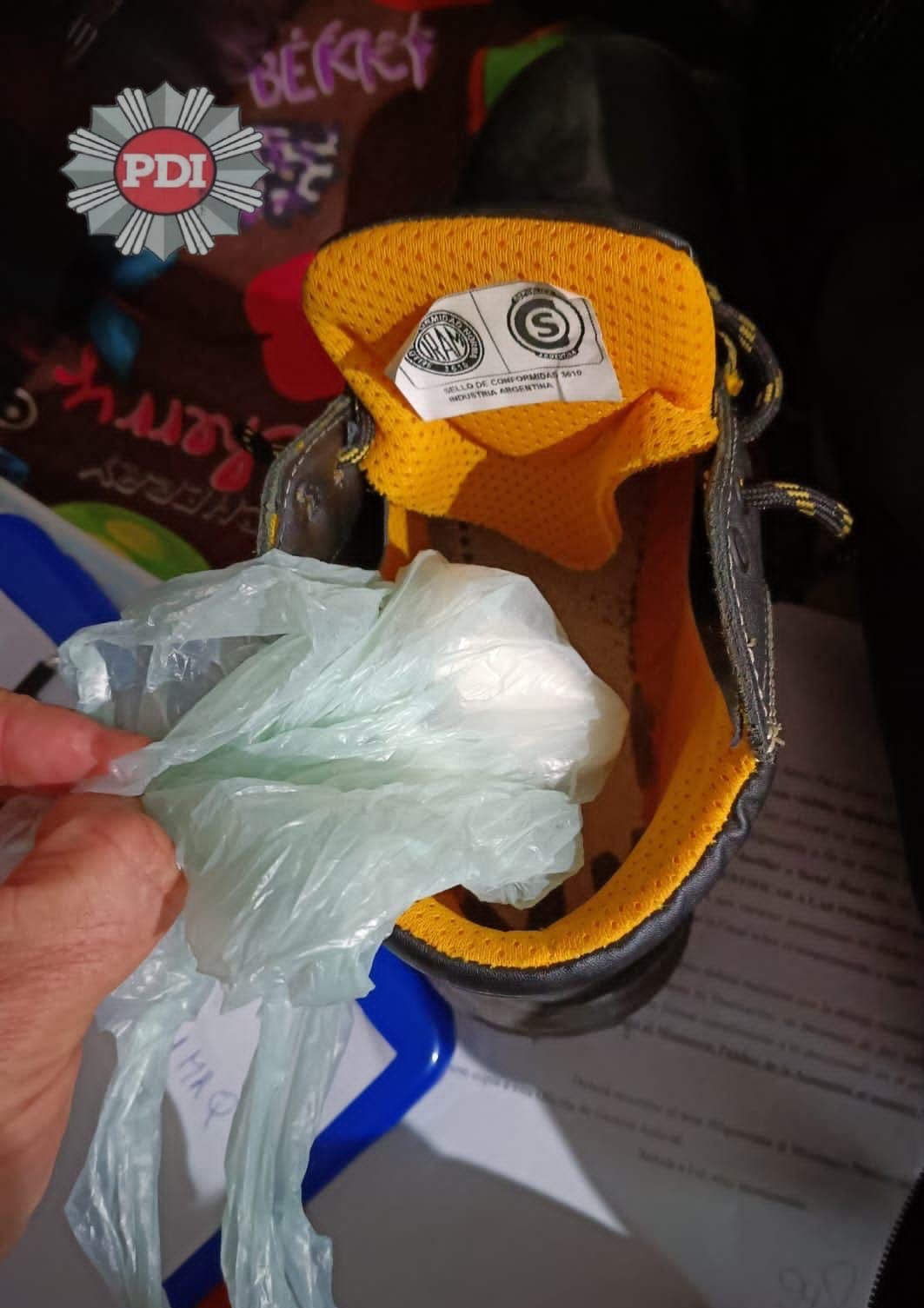 Droga oculta en prendas de vestir hallada por la Sección Canes Detectores de la PDI