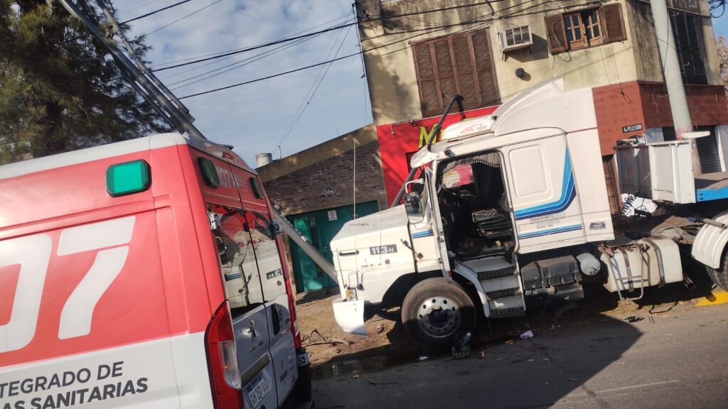 Accidente Pellegrini Liniers: camión sobre la vereda atendido por el SIES