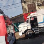Accidente Pellegrini Liniers: camión sobre la vereda atendido por el SIES