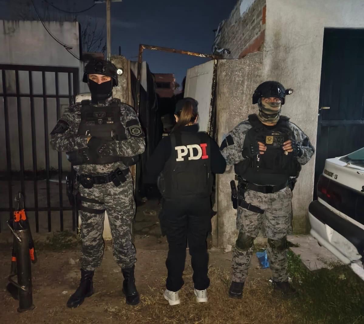 Efectivos de la PDI en allanamientos por el homicidio en Ludueña Rosario
