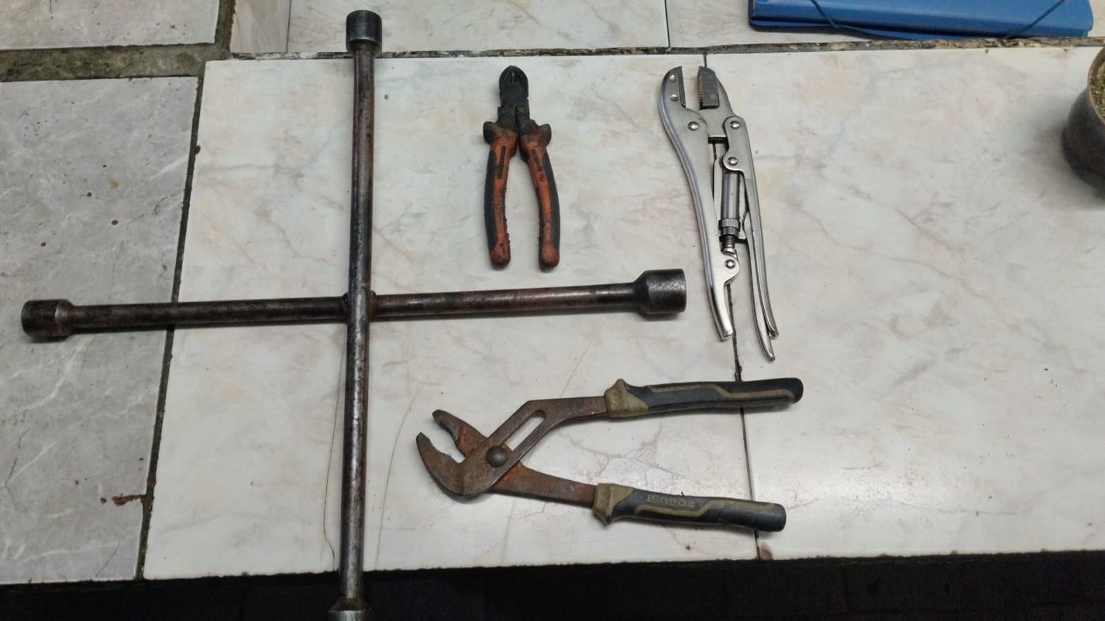 Elementos secuestrados en la tentativa de robo: llave cruz, pinzas y alicate