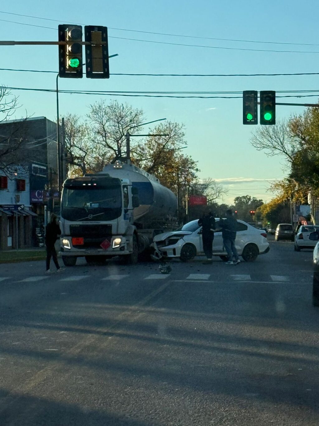 Choque entre un camión y un auto en una esquina de Funes, eje del reclamo de Emergencia Vial en Funes