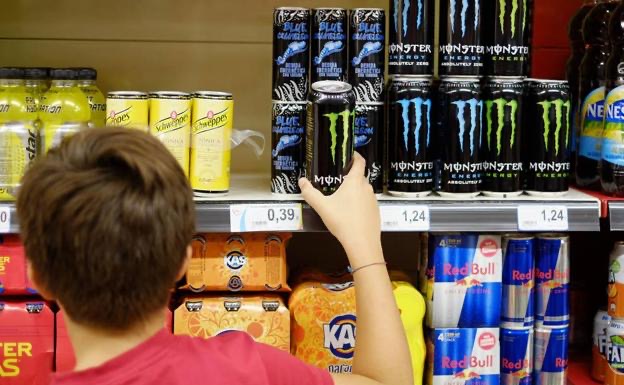 Venta de bebidas energizantes a menores en la góndola de un kiosco