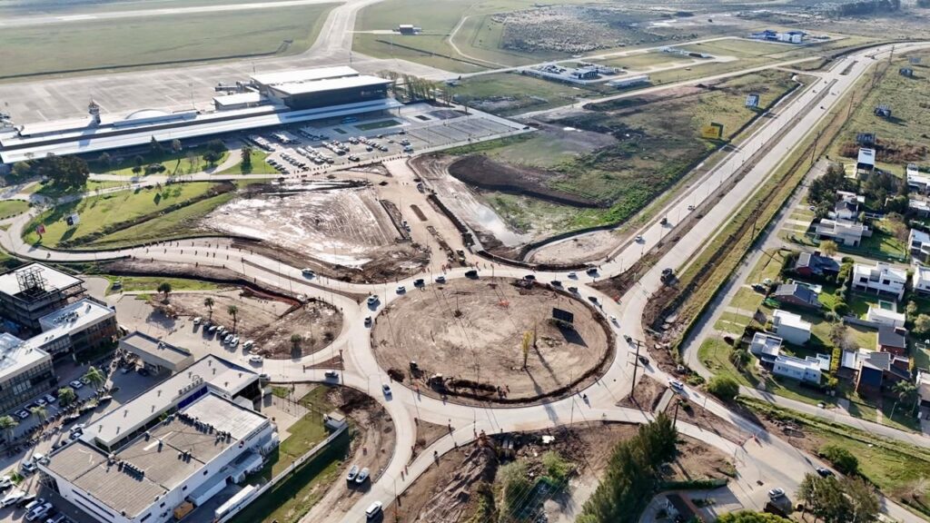 Vista aérea del entorno aeroportuario del Aeropuerto Internacional Rosario, con el acceso y la rotonda en obra