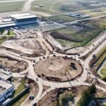Vista aérea del entorno aeroportuario del Aeropuerto Internacional Rosario, con el acceso y la rotonda en obra