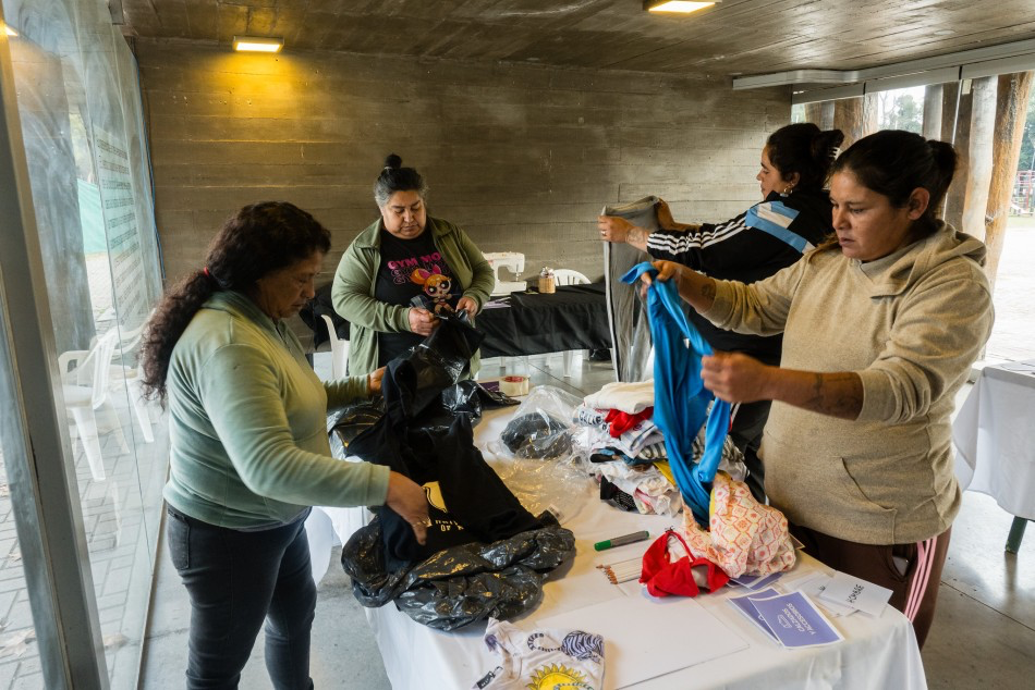 Vecinas entregan prendas en la jornada de donación de ropa en Rosario