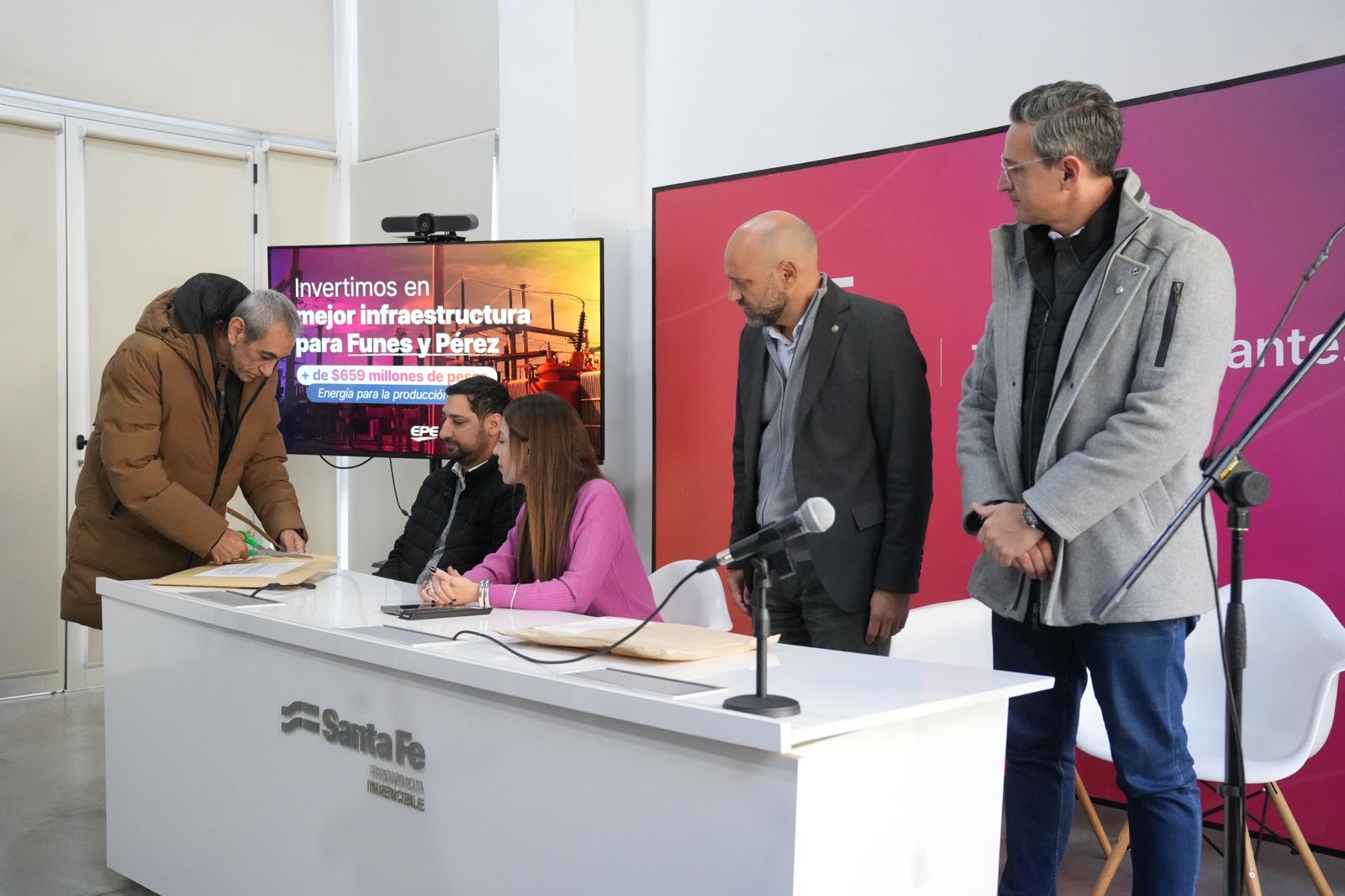 EPE Funes y Pérez: el ministro Gustavo Puccini y la presidenta de la EPE Anahí Rodríguez encabezaron el acto