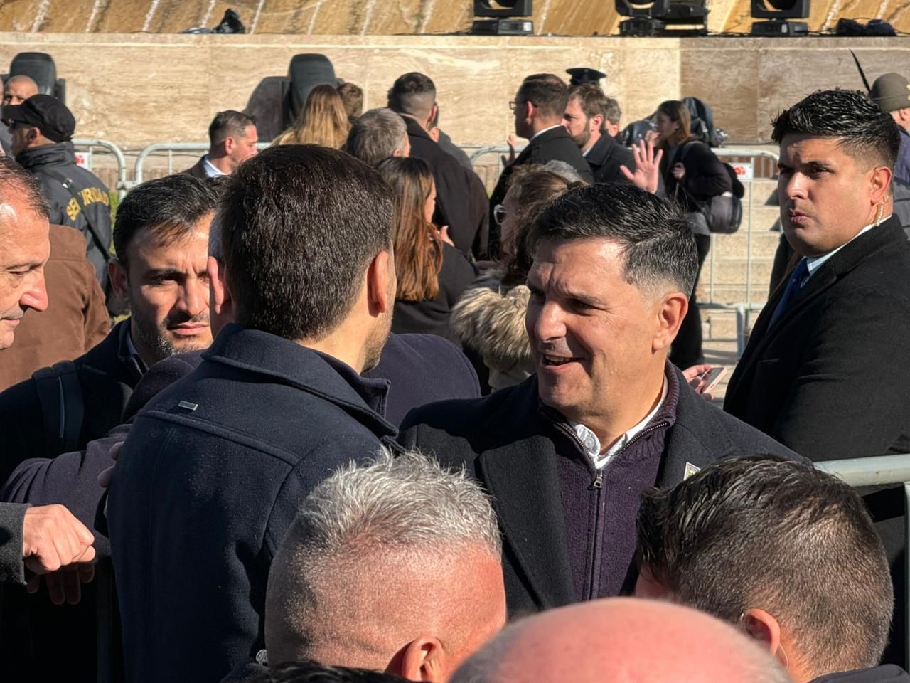 Daniel Escalante entre los asistentes al acto por el Día de la Bandera en el Monumento de Rosario