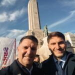 El intendente de Roldán Daniel Escalante junto al gobernador Maximiliano Pullaro en el Monumento Nacional a la Bandera de Rosario