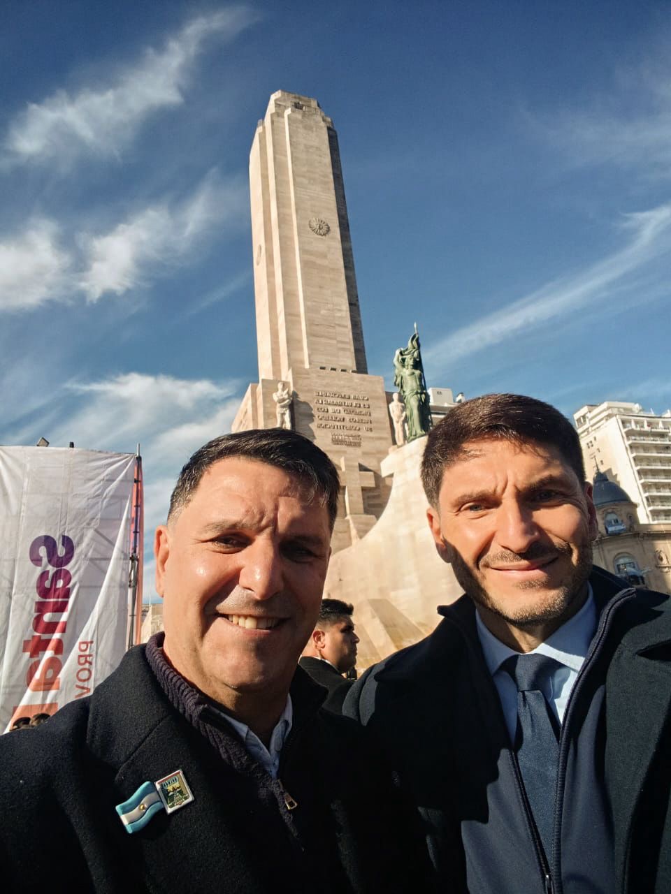 El intendente de Roldán Daniel Escalante junto al gobernador Maximiliano Pullaro en el Monumento Nacional a la Bandera de Rosario