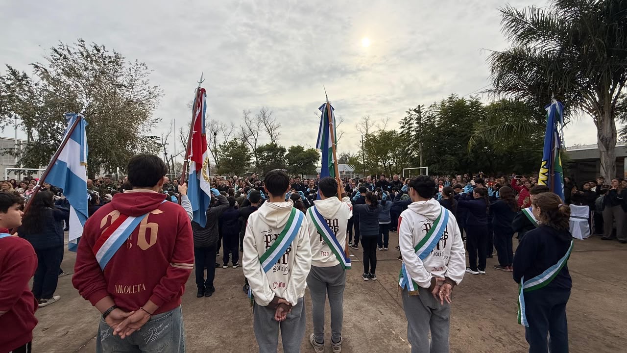 Acto cívico por el décimo aniversario de la Escuela 1399 Roldán con banderas argentina, santafesina y de Roldán