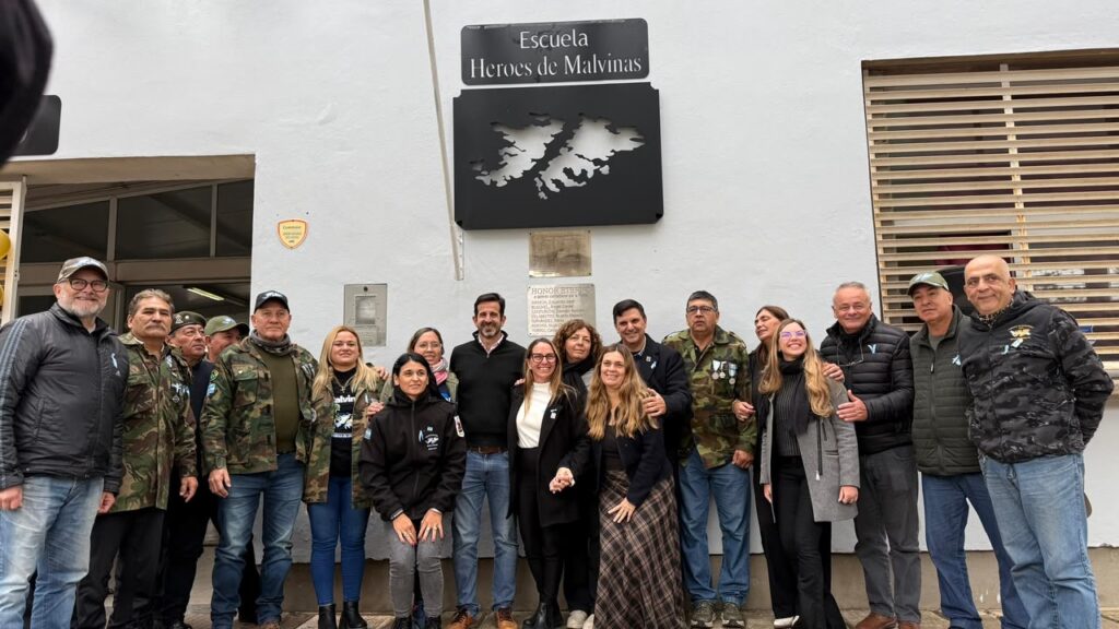 Escuela 1399 Roldán descubre la placa Héroes de Malvinas junto a autoridades y veteranos