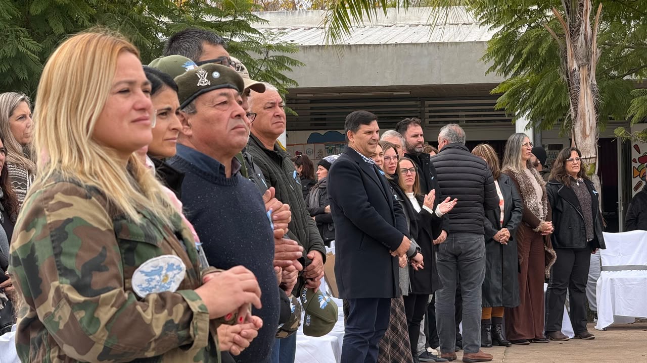 Autoridades municipales y veteranos de Malvinas durante el acto en la Escuela 1399 de Roldán
